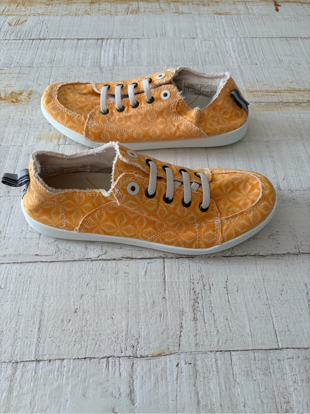 Vionic Beach Pismo Sneakers size 8 Yellow Tile Canvas Lightweight Slip On Shoes